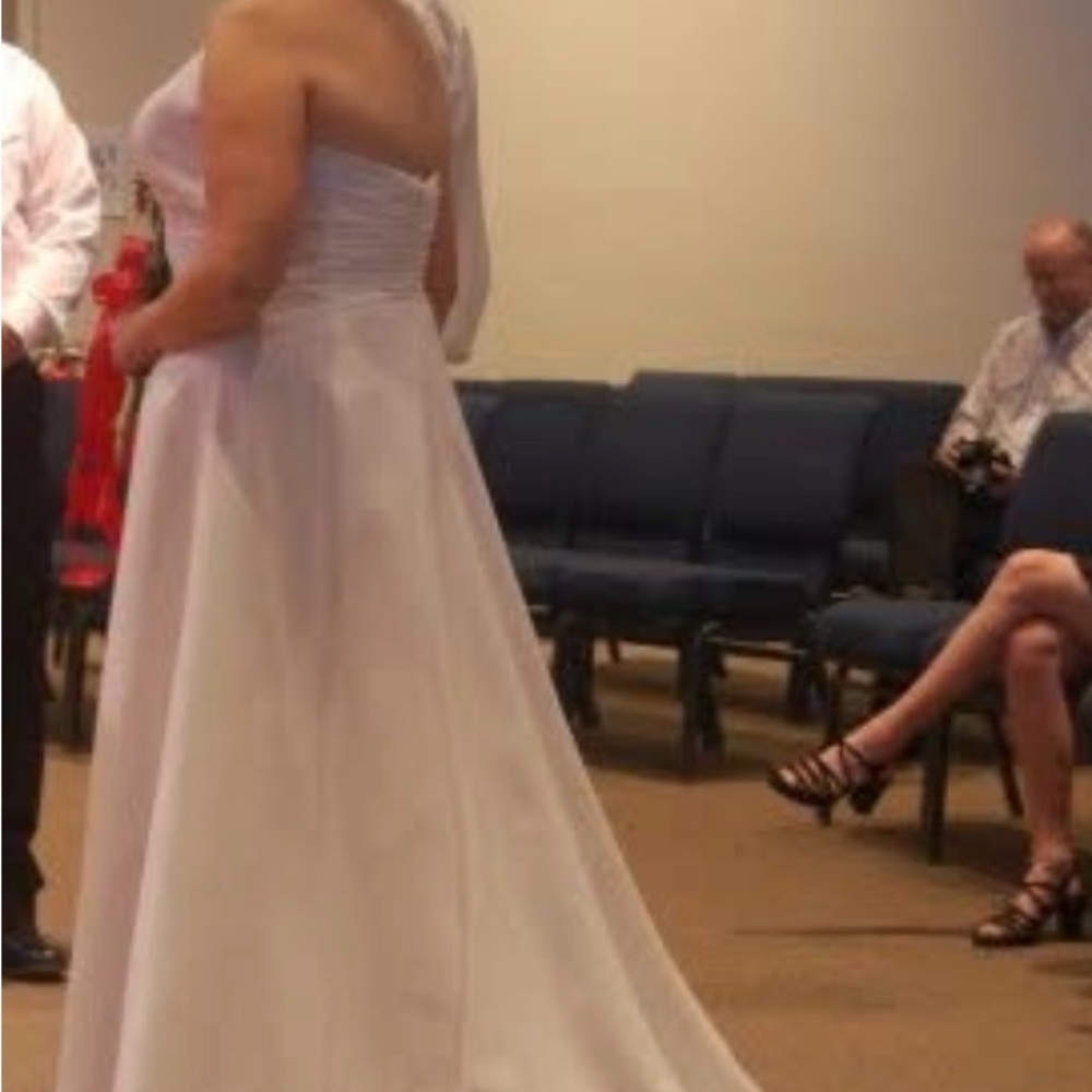 Elegant White Halter Wedding Dress – David’s Bridal – Size 16 - Picture 6 of 8
